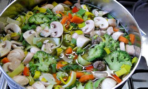 Groentesoep met grote gebraden ballen Culinette