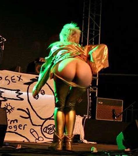 Female Rappers Nude On Stage