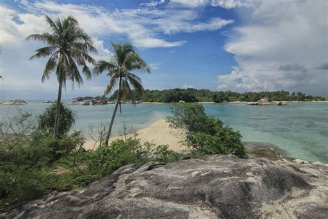 Menikmati Ketenangan Di Pulau Babi Indonesia Kaya