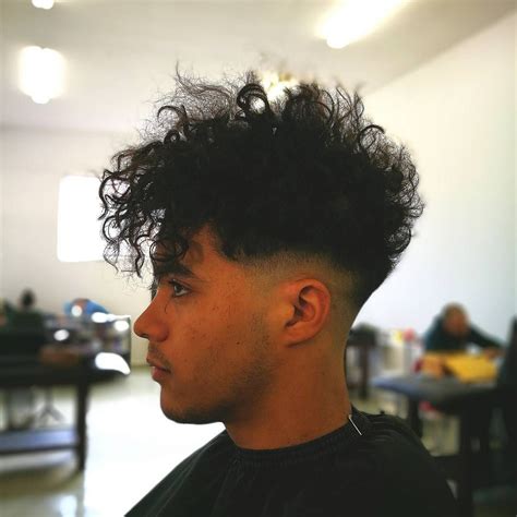 Low fade long hair on top. Low Fade + Long Curly Hair #Menshairstyles (com imagens ...