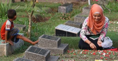 Di dalam ziarah kubur terdapat pelajaran yang besar karena mampu membuat air mata berlinang, melunakkan hati, serta membuat kita ingat akan hari kiamat jadi berziarahlah kalian ke kuburan. 9 Adab Sopan dan Bacaan Salam Waktu Ziarah Kubur - Warta ...