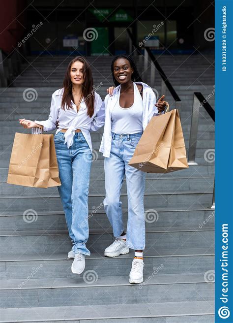 Happy Friends Shopping Deux Belles Jeunes Femmes Mixtes Qui Aiment
