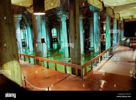 El SUNKEN Cisterna Yerebatan Saray también conocido como el palacio sumergido en Estambul