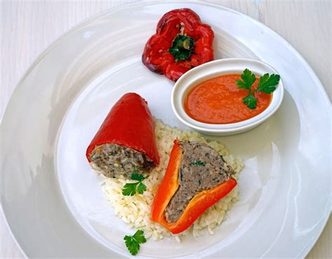 Gefüllte Paprika mit Reis und Tomatensoße Schmeck den Süden