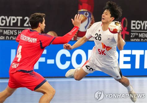 Handball, team handball, european handball 또는 olympic handball)은 두 팀이 드리블 또는 패스로 상대편의 골에 손으로 공을 던져 넣어 겨루는 구기 종목으로 축구하고 경기 방식만 다르다. 국제핸드볼연맹, 한국 대표팀에 "새 아침이 밝아온다" 호평 ...
