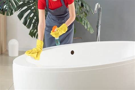 Best Way To Clean A Bathtub This Bathtub Cleaning Trick Will Save Your