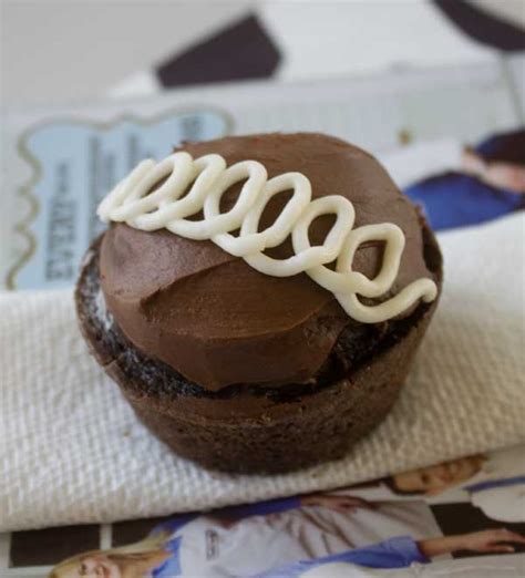 Fudgy cupcakes with a creamy filling and classic squiggle on top make everyone feel like a kid again. Homemade Hostess Cupcake Clones - Cookie Madness