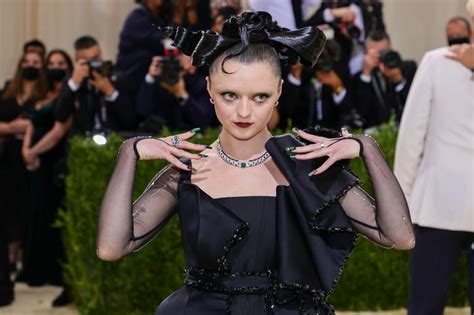 Maisie Williamss Gothic Green Manicure Met Gala 2021 The Best Nail