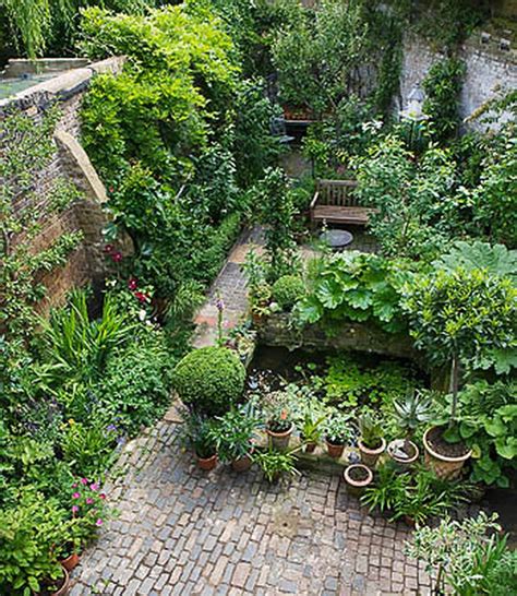 Inspiring Small Courtyard Garden Design For Your House Courtyard