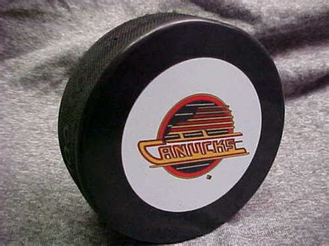 nhl vancouver canucks official souvenir hockey puck souvenir inglasco ebay