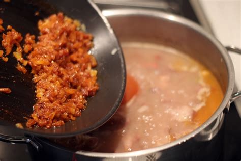 Judías con chorizo y morcilla. Judías pintas con oreja y chorizo | Receta de Sergio