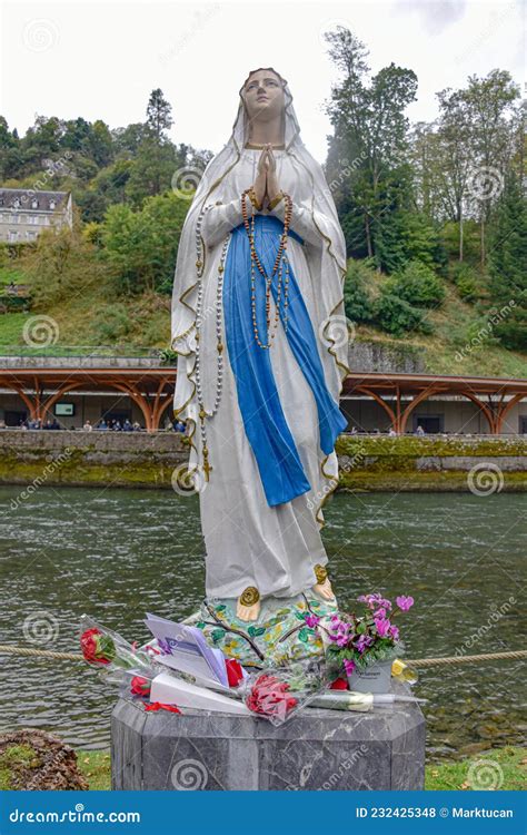 Una Estatua De La Virgen María A Orillas Del Río De La Regalada De Pau
