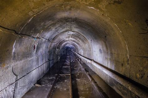 Chemin De Fer Souterrain De Tunnel Dor De Mine Photo Stock Image Du