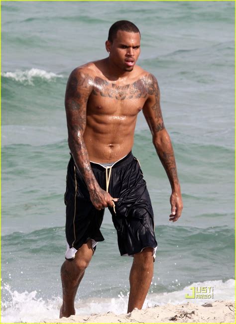 Chris Brown Shirtless Miami Beach Bum Photo 2478427 Chris Brown