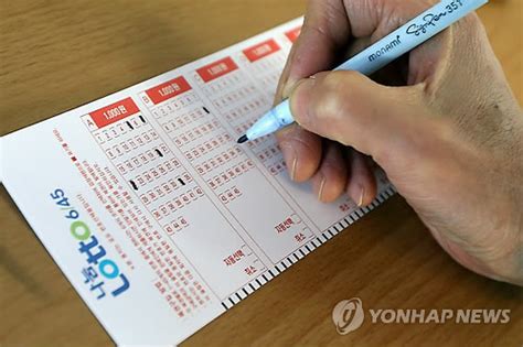 카메라 (qr코드를 이용하여 로또 당첨 번호 확인을 위해 카메라 권한이 필요합니다.) 로또825회 당첨번호, 수원에서 수동으로 같은 번호 2번 쓴 당첨자 ...