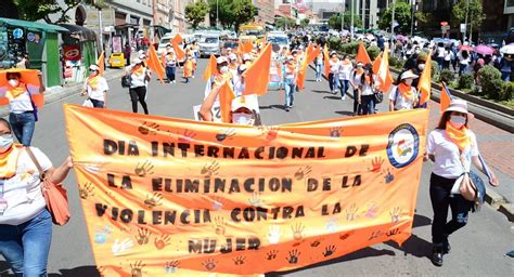 Activistas Marchan En El Día Internacional De La Eliminación De La
