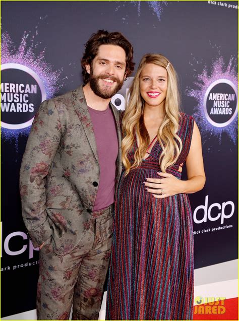 Thomas Rhett And Pregnant Wife Lauren Couple Up At American Music Awards 2019 Photo 4393085