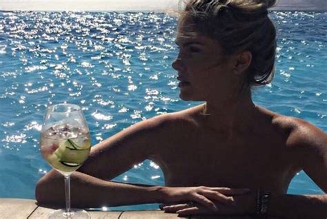 Bárbara Evans faz topless e exibe bumbum na Grécia TV Foco