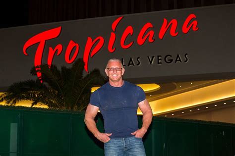 Chef robert irvine in his best moments from restaurant: Dishing with Robert Irvine, Tropicana's new celebrity chef ...