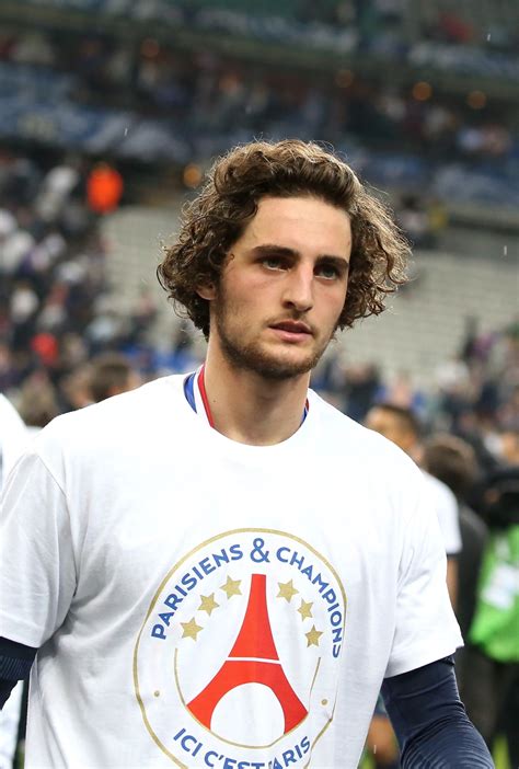 Latest on juventus midfielder adrien rabiot including news, stats, videos, highlights and more on espn. Adrien Rabiot bloqué par un bus : Le chauffeur s'excuse - Causerie