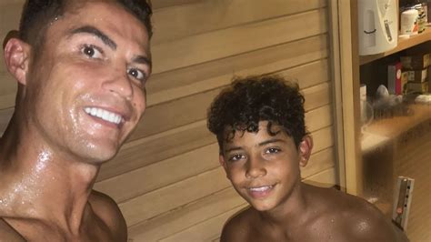 In Der Sauna Cristiano Ronaldo Teilt S Es Vater Sohn Foto