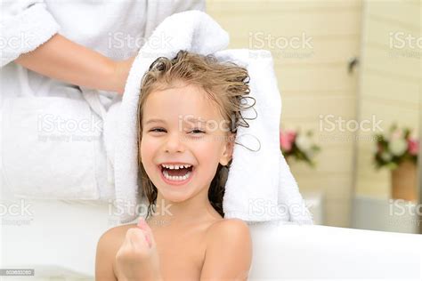 Foto De Mãe E Filha Tomando Banho E Mais Fotos De Stock De Adulto Istock