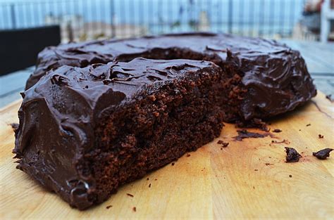 Torta cioccolato cuore morbido ricetta facile. Torta al cioccolato con cuore morbido e nocciole con glassa al cioccolato
