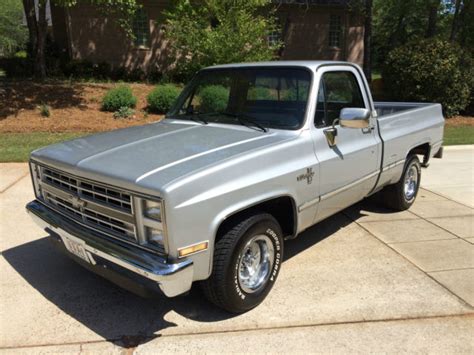 1987 Chevrolet R10 Silverado Silver Shortbed Truck C10 Squarebody For