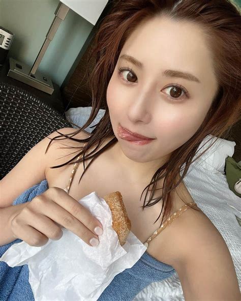 成瀬心美さんのインスタグラム写真 成瀬心美instagram 「🍩 私軽いドーナツが凄い好きなんですよ。 例えばクリスピークリームとか ミスドとか、 中身がぎっちりパンみたいなやつじゃ