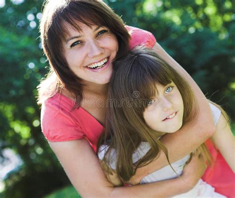 Sonrisa De La Madre Y De La Hija Al Aire Libre Imagen De Archivo