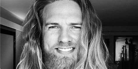 It's not what we are saying, everybody is talking about him, and women worldwide cannot resist from. "Lasse L. Matberg tem 30 anos e está a conquistar a net