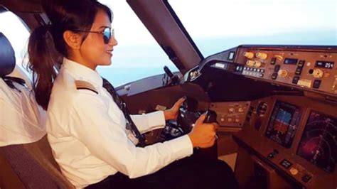 Female Pilot Of Air India Boeing 777 Youtube