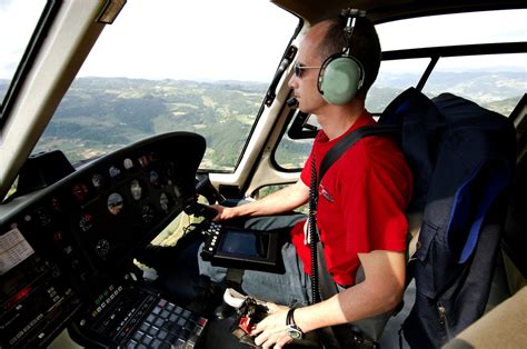 Helicopter Pilot Salary How To Become Job Description Best Schools