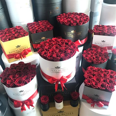 Real Long Lasting Roses Round Box Lifetime Is Over 1 Year