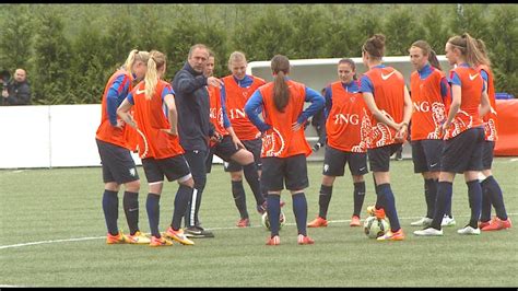 On 25 july 2009, manolev signed a 3+2 years contract with the dutch club psv eindhoven, to fend competitions from aston villa. PSV/FC Eindhoven speelster klaar voor Canada - YouTube
