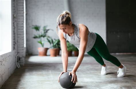 7 Beginner Medicine Ball Exercises To Fire Up Your Core Flipboard
