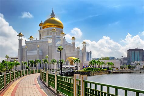 It is surrounded by malaysia, with its only coastline being the south chinese sea. Brunei - tajemnicza finansowa potęga. "Stolica sprawiała ...