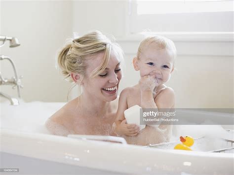 Mère Et Bébé Prenant Un Bain Moussant Photo Getty Images