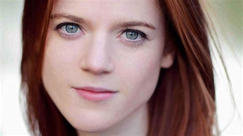 women rose leslie actress redhead face eyes looking at viewer smiling wallpapers hd