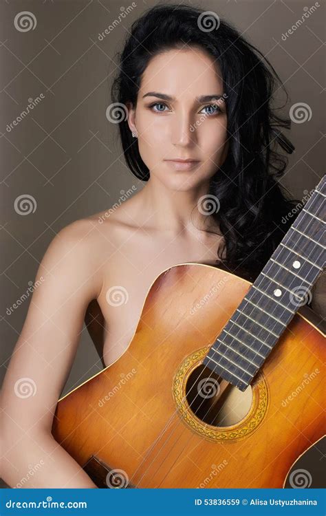 Sch Ne Junge Frau Mit Gitarre Stockbild Bild Von Guitarre Klassisch