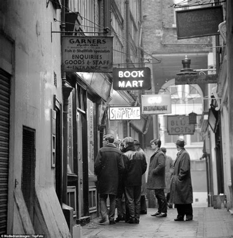Soho Before The Gentrification Fascinating Photos Show The Streets Of