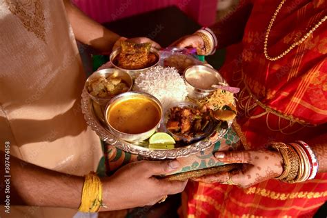 Stockfoto Newly Married Husband And Wife Exchanging Traditional Indian