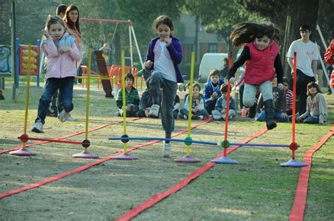 Las combinaciones y movimientos que se pueden realizar durante el salto son infinitas. juegos al aire libre para niños - Buscar con Google | Kids ...