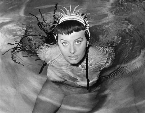 Glamorous Sophia Loren Poses In A Swimming Pool In Her Bikini In 1954 Sophia Loren In Pictures