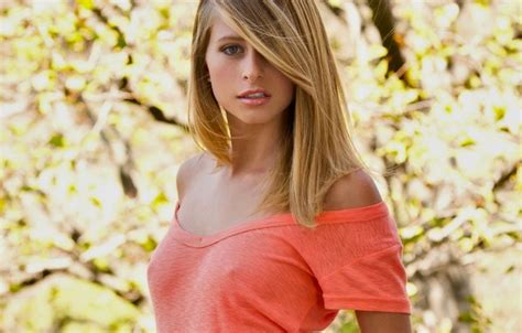 Обои cleavage model orange lips look blonde t shirt mouth