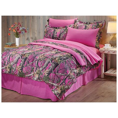 However unlike with other bedding themes, camouflage bedding sets are usually one of two types: Pink Camo/Camouflage Comforters and Bedding for Girls & Teens