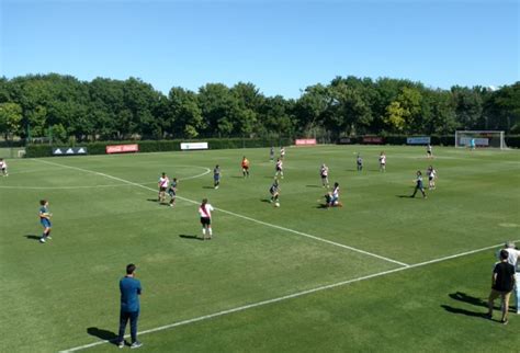 El grupo b de la copa libertadores femenina lo completan deportivo trópico de bolivia y kindermann/avaí de brasil. Boca goleó 3 a 0 a River como visitante en el superclásico del campeonato femenino - De la Bahia