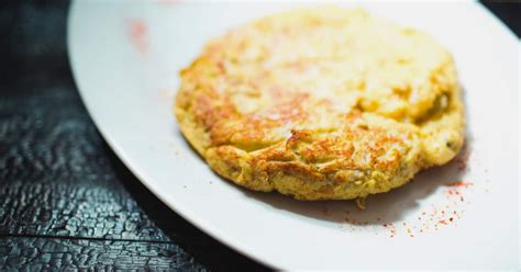 On utilise, pour quatre personnes, quatre grosses pommes de terre et six œufs. Recette de tortilla espagnole de pommes de terre | Zeste