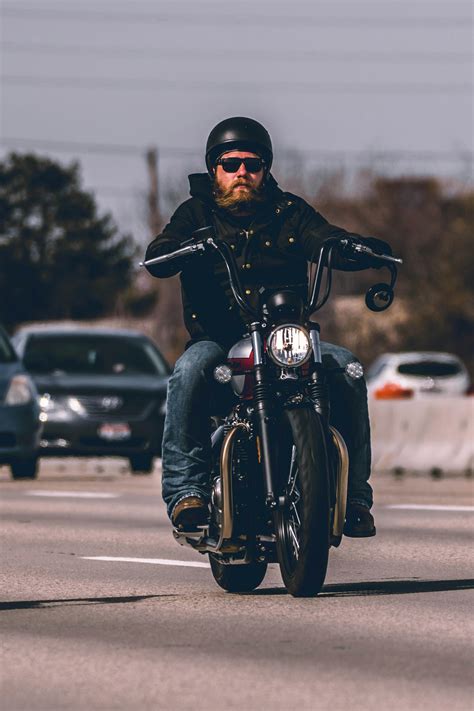 Mann Das Motorrad Auf Autobahn Fährt · Kostenloses Stock Foto