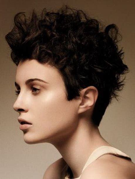 * der haaransatz erhält ein festigendes spray. Kurzhaarfrisur Locken Damen | frisuren kurze haare